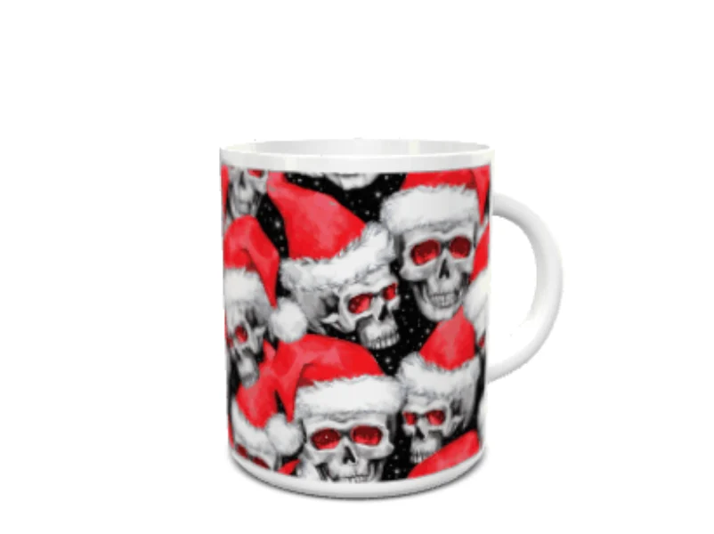 Taza blanca de cerámica decorada con un patrón repetido de calaveras con ojos rojos y gorros de Papá Noel sobre fondo negro.