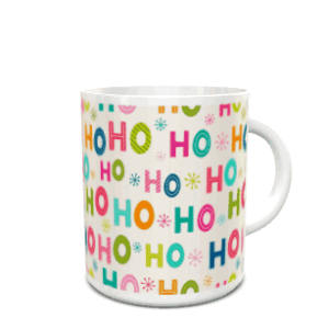 Caneca branca de cerâmica decorada com um design festivo composto pela frase ho ho ho em várias cores e pequenos detalhes sobre fundo claro.