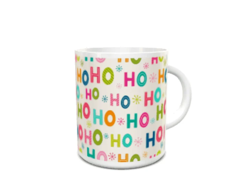 Taza blanca de cerámica decorada con un diseño festivo compuesto por la frase ho ho ho en varios colores y pequeños detalles sobre fondo claro.