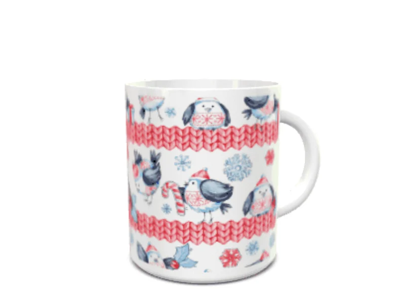 Maqueta de una taza blanca de cerámica en movimiento decorada con un diseño de pajaritos invernales y jerséis de punto rojo. Ref. 8