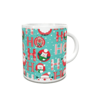 Taza blanca de cerámica decorada con un fondo turquesa, copos de nieve y un patrón repetido de Papá Noel, renos, pingüinos y letras rojas festivas.