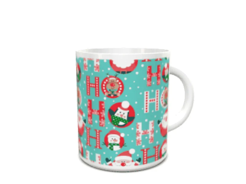 Taza blanca de cerámica decorada con un fondo turquesa, copos de nieve y un patrón repetido de Papá Noel, renos, pingüinos y letras rojas festivas.