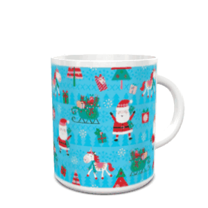 Maqueta de una taza blanca de cerámica con un estampado navideño sobre fondo azul claro, protagonizado por Papá Noel, trineos, abetos y unicornios festivos.