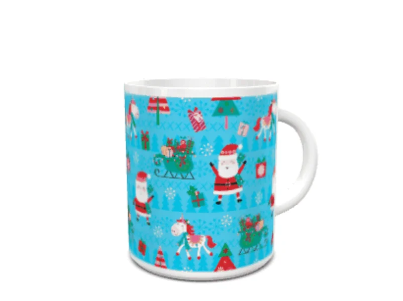 Maqueta de una taza blanca de cerámica con un estampado navideño sobre fondo azul claro, protagonizado por Papá Noel, trineos, abetos y unicornios festivos.