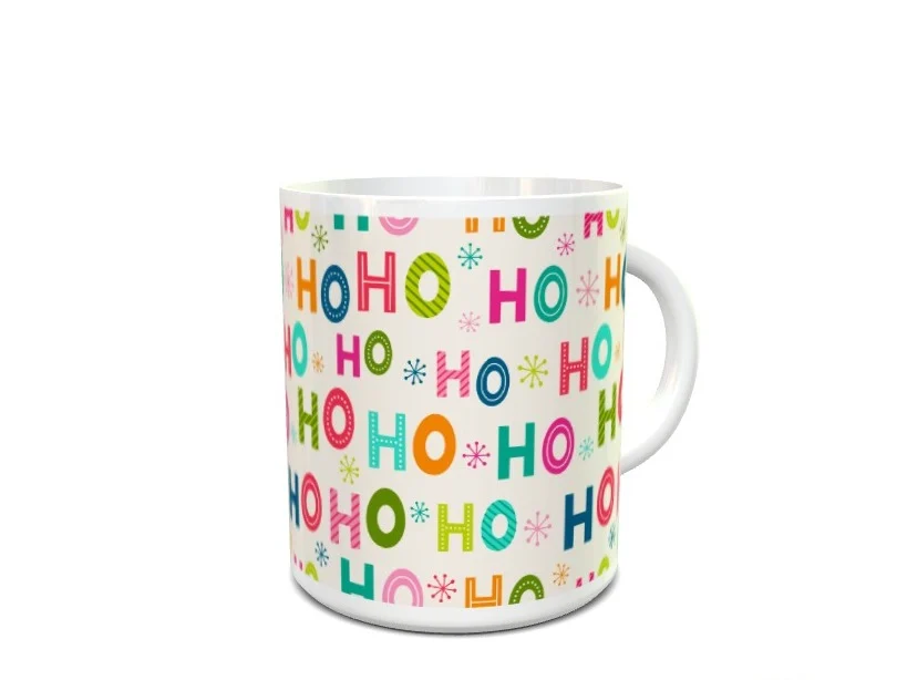 Taza blanca de cerámica decorada con un patrón colorido de la frase ho ho ho y pequeños motivos festivos sobre fondo claro. Ref. 2x