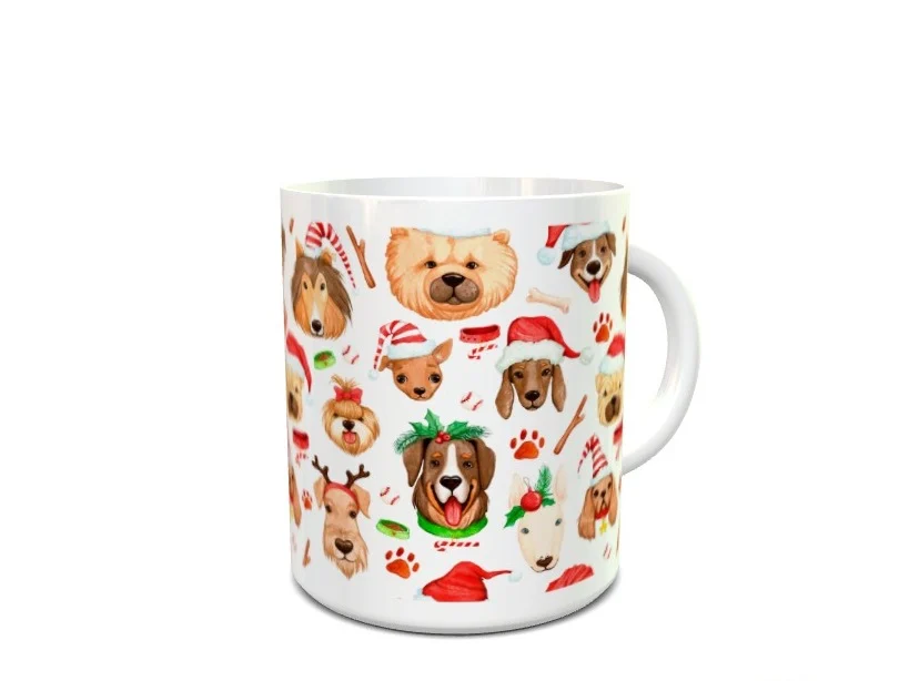 Taza blanca de cerámica decorada con un estampado navideño de perritos con gorros y detalles festivos sobre fondo blanco.