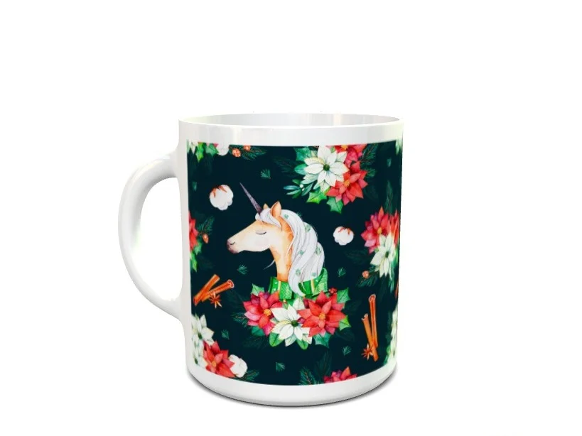 Taza blanca de cerámica decorada con un estampado navideño sobre fondo oscuro que incluye un unicornio, flores de Pascua y ramas festivas. Ref. 9x