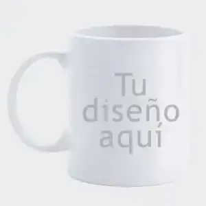 Maqueta de catálogo sobre fondo gris claro de una taza de cerámica blanca con el texto indicativo Tu diseño aquí impreso en el centro.