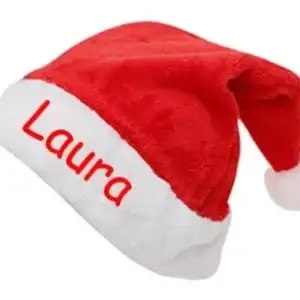 Fotografía de catálogo sobre fondo blanco que muestra un ejemplo real de gorro de Papá Noel personalizado. Aparece el nombre Laura en letras rojas sobre la banda blanca de felpa.