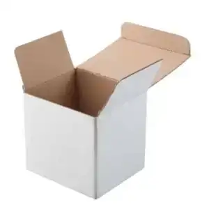 Fotografía de catálogo en perspectiva sobre fondo blanco de una caja de cartón pequeña automontable. El exterior es de color blanco liso y el interior es de color marrón kraft natural, mostrada con las solapas superiores abiertas.