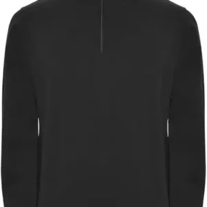 Fotografía de catálogo frontal sobre fondo blanco de una sudadera negra para personalizar. Mockup de chaqueta de forro polar con cuello alto, media cremallera y acabados elásticos lista para estampación textil.