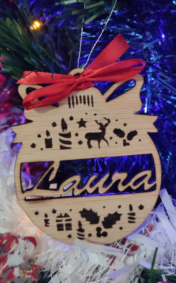 Bolas de madera personalizadas, Bola de Navidad personalizada con nombre de 8 - 9 cm - Imagen 2