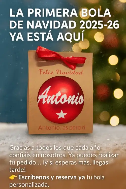 Cartel publicitario navideño con el texto 'La primera bola de Navidad ya está aquí'. En el centro se muestra la bola roja personalizada de Antonio en su caja kraft, y en la parte inferior incluye un mensaje para incentivar las reservas anticipadas de pedidos.