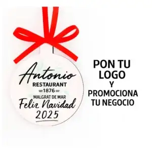 Adorno plano de Navidad en madera clara con un lazo rojo decorativo. Muestra un grabado de ejemplo con el logotipo de un restaurante y el texto 'Feliz Navidad 2025'. Al lado se lee el mensaje promocional 'Pon tu logo y promociona tu negocio'.