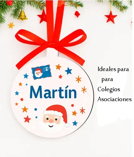 Adorno navideño blanco personalizado con el nombre Martín en letras azules, decorado con una ilustración de Papá Noel y estrellas. Incluye un texto promocional que indica que son ideales para colegios y asociaciones.