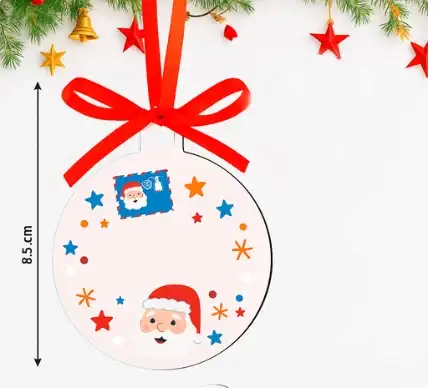 Infografía con las medidas de un adorno navideño blanco para personalizar. Una línea de cota lateral indica que el diámetro es de 8,5 cm. Decorado con ilustraciones infantiles de Papá Noel, estrellas y un lazo rojo, con espacio central en blanco.