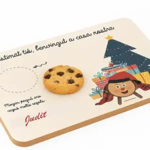 Bandeja de madera personalizada con nombre para dar la bienvenida y dejar comida al Tió de Nadal. Ilustración infantil con un árbol de Navidad y un Caga Tió.