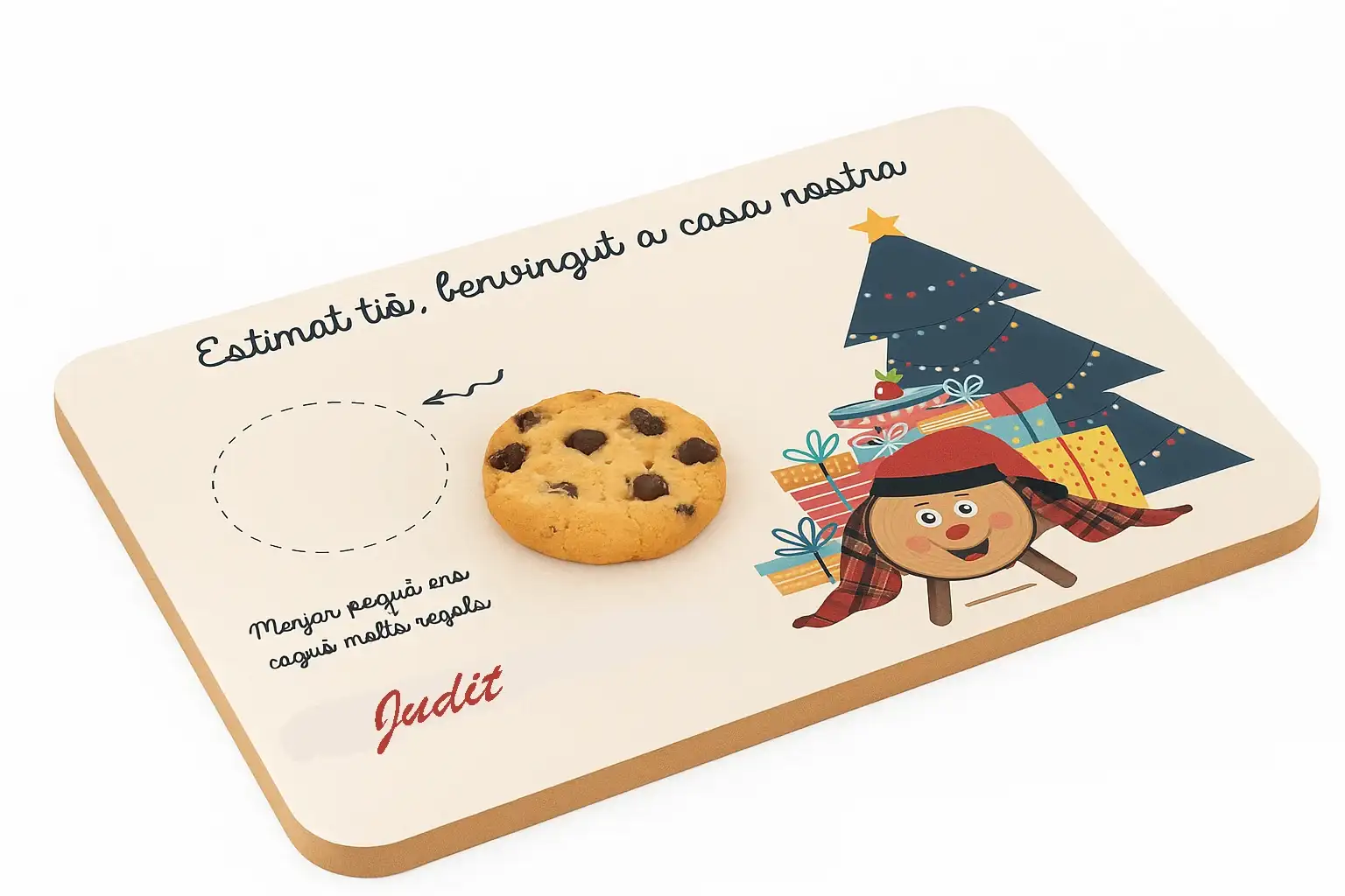 Bandeja de madera personalizada con nombre para dar la bienvenida y dejar comida al Tió de Nadal. Ilustración infantil con un árbol de Navidad y un Caga Tió.