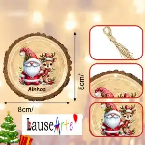 Detalles y medidas de la bola plana de madera para Navidad. Mide 8x8 cm e incluye una cuerda rústica para colgar en el árbol. Muestra un ejemplo de impresión a color con el nombre Ainhoa.