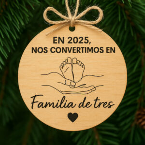 Adorno de navidad de madera con dedicatoria familiar y unos pies de niño