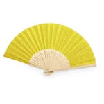 Abanico abierto de bambú ecológico con tela en color amarillo vibrante. Artículo promocional sostenible preparado para imprimir logotipo en la tela o grabar texto a láser en la varilla.