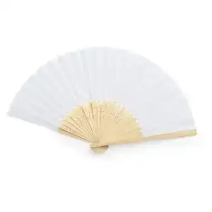 Abanico abierto de bambú ecológico con tela en color blanco puro. Artículo promocional sostenible, ideal como lienzo para imprimir un logotipo a todo color en la tela o grabar texto a láser en la varilla.
